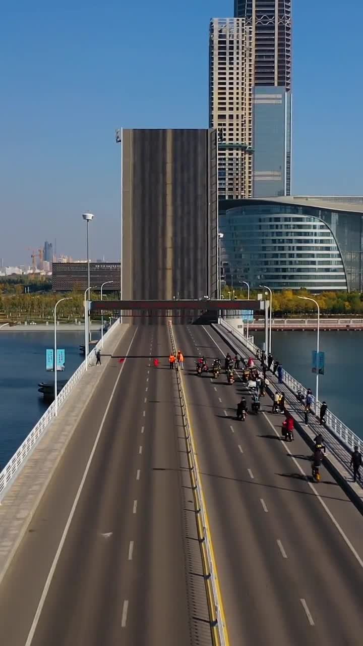 天津海河的开启桥,每天一次升起,为过往船只放行,太震撼了.