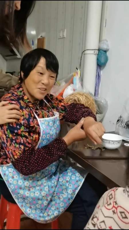 洗车做饭洗衣帮搞孩子,小姑子给婆婆买的金项链,现手镯也有了感恩婆妈