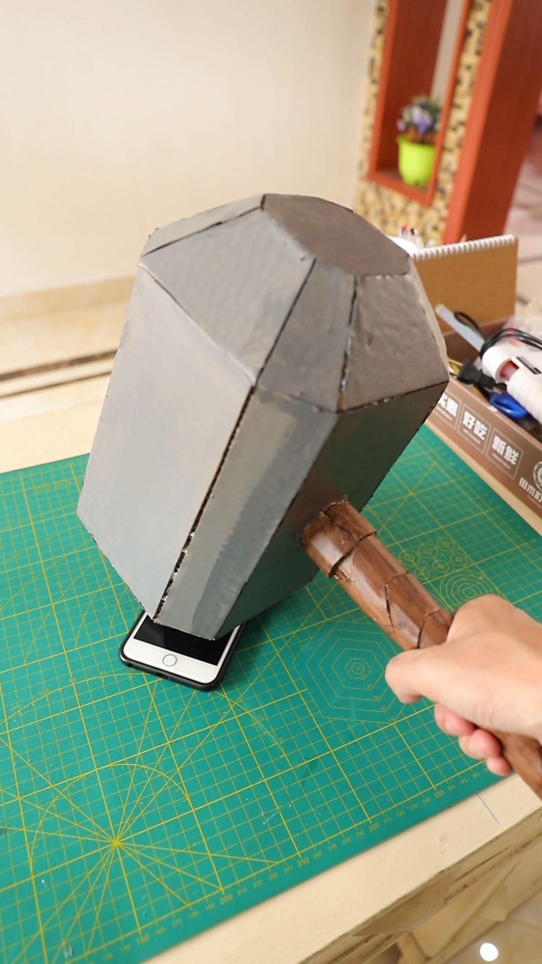 纸板做的雷神之锤,砸手机测硬度!