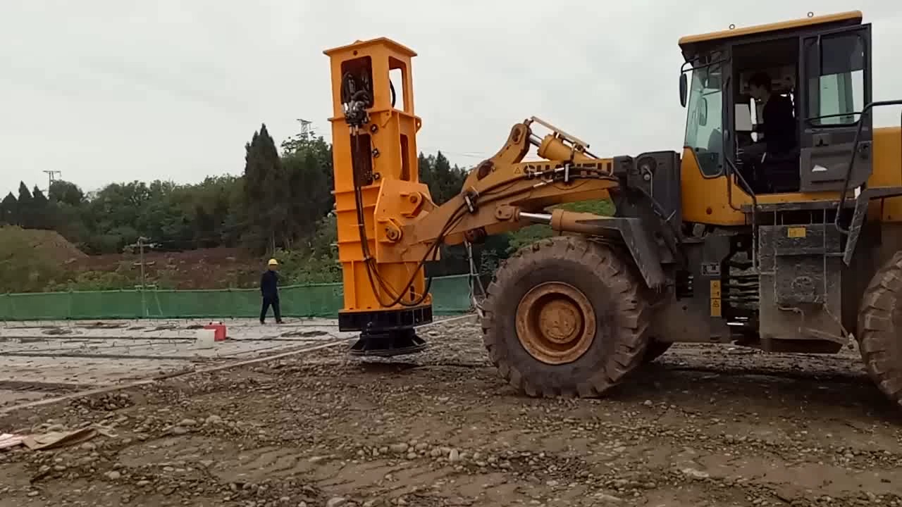 如此简单的装载机打夯机!铲车带的打夯机施工现场!