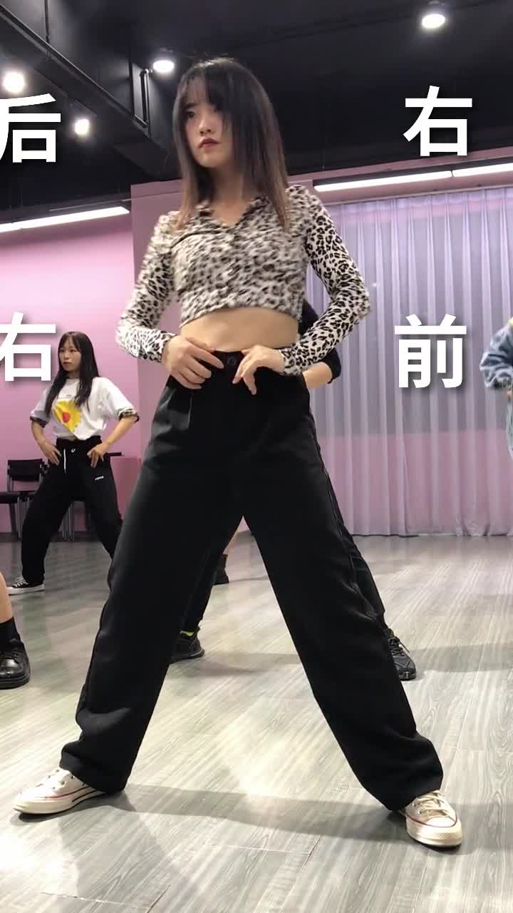 王一博这就是街舞3今天分享一个胸部的基本功哦