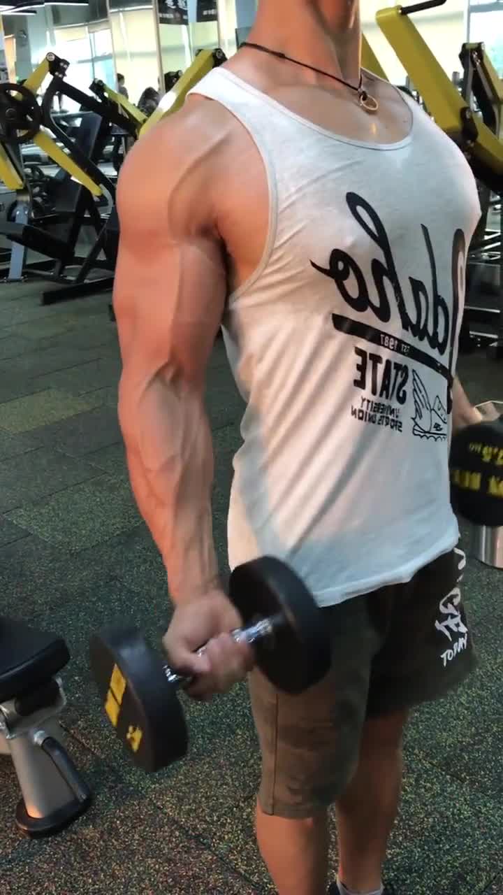 健身型男肱二头肌练习动作快速拥有你的麒麟臂