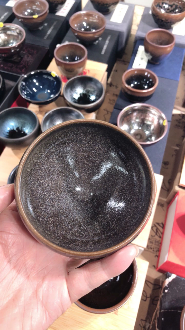 恰到好处的火候才能形成精美的铁系结晶釉,是土与火高难度结合的艺术