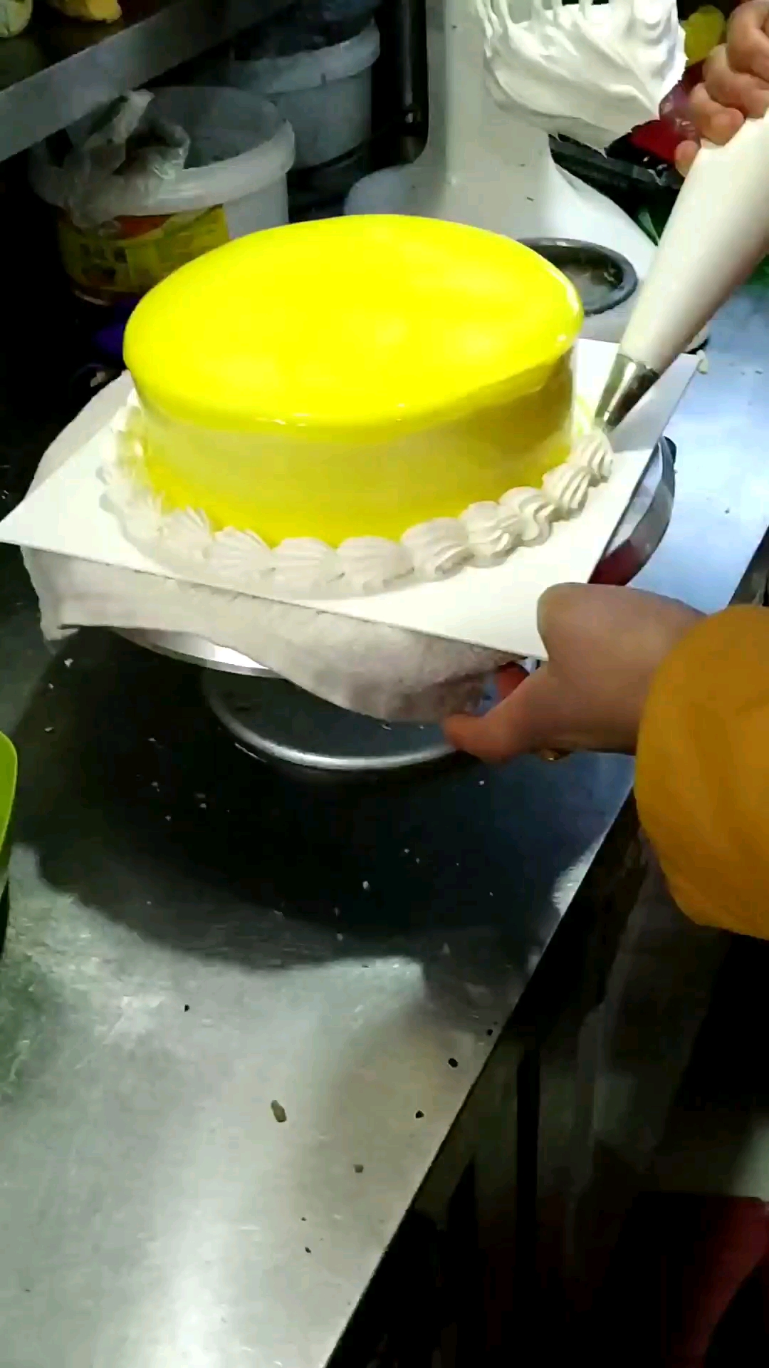 蛋糕现场制作中