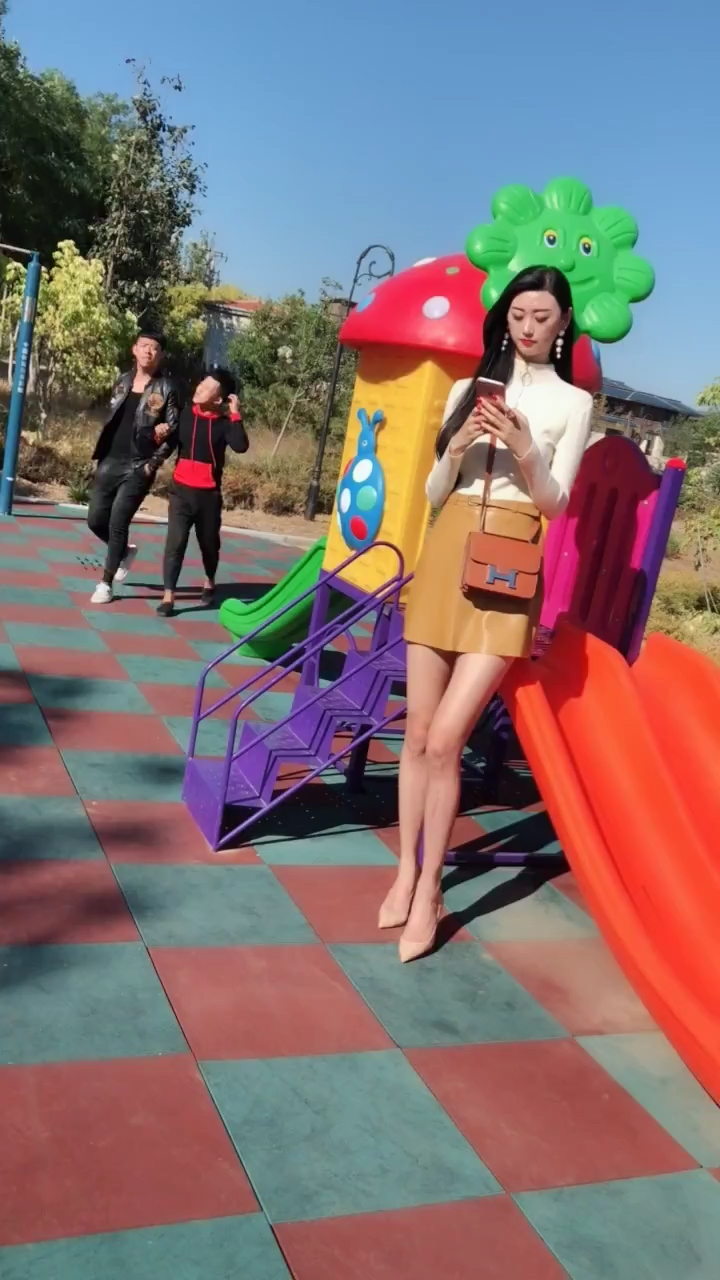 惊现2米女巨人!