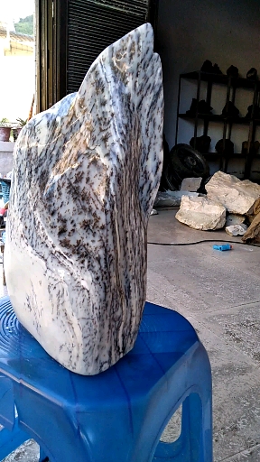 罗甸草花玉摆件 ; 高:33  宽:20  厚:8 公分;重:16 斤