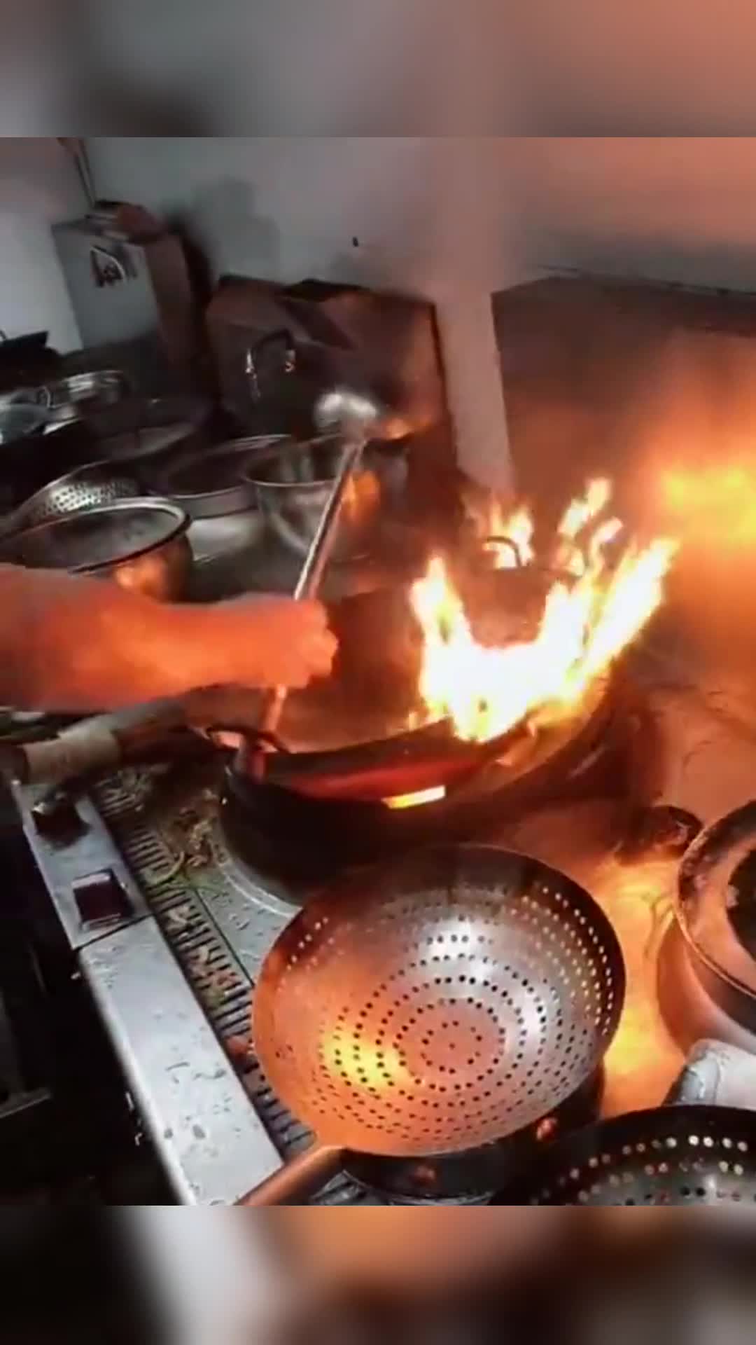 新来的厨师,一过来就烧锅他说这锅不行,到底哪里不行