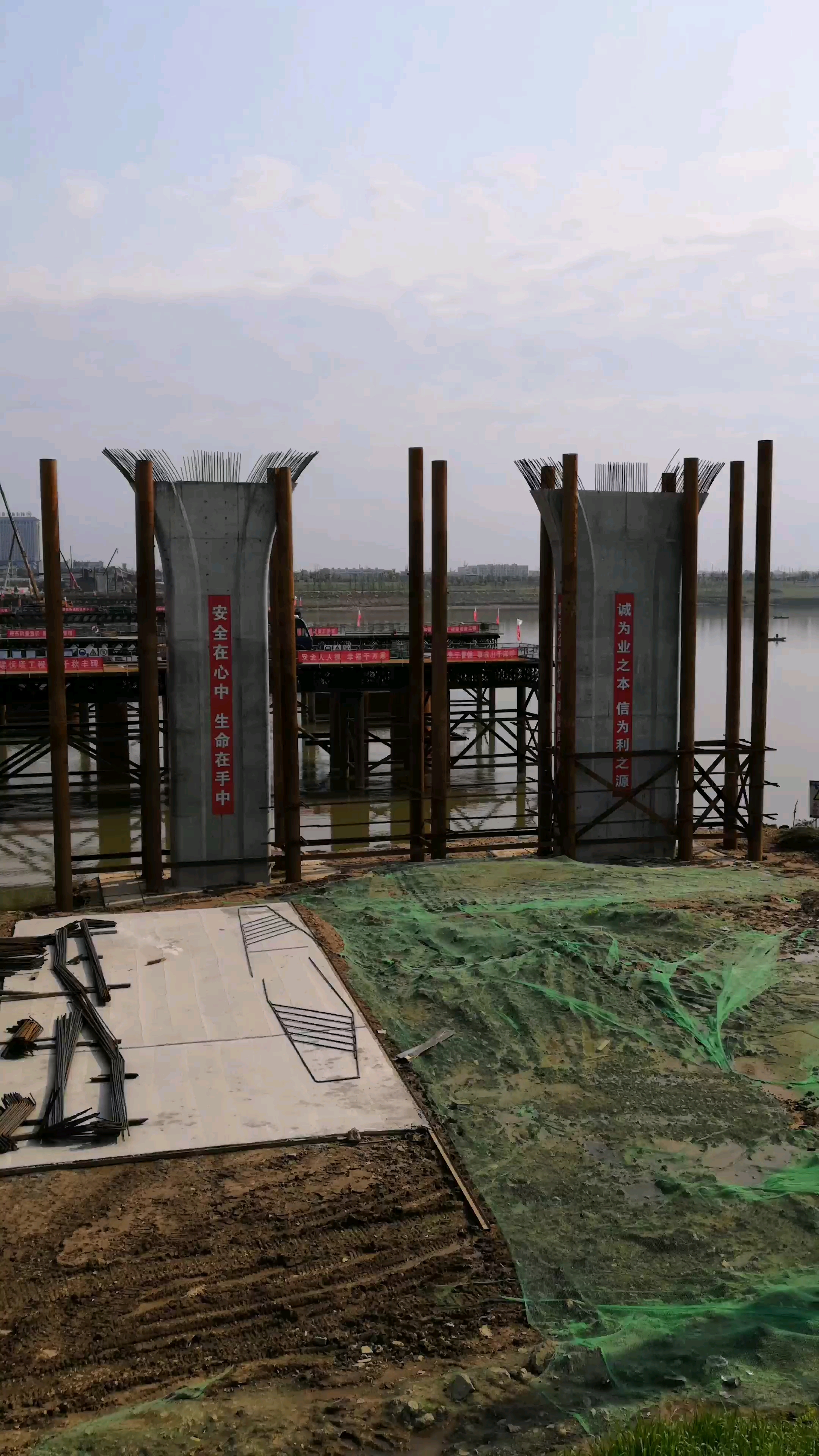 在建的湘潭湘江八大桥(下摄司大桥)北岸,要明年10月建成通车.-度小视