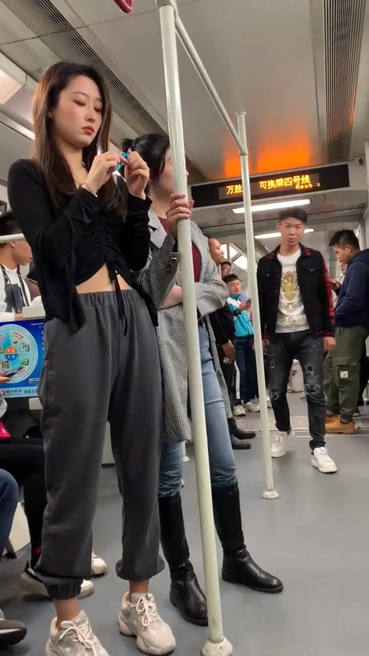 明星娱乐#小伙子地铁上跳舞撩妹你细看