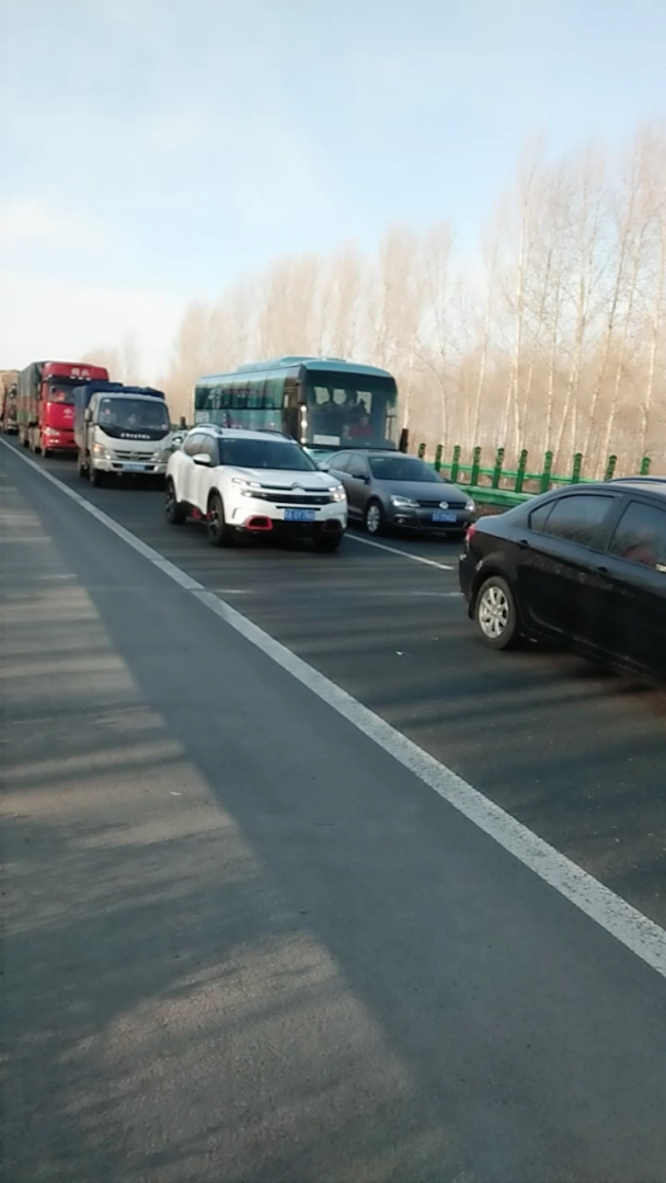 绥满高速肇事  严重堵车