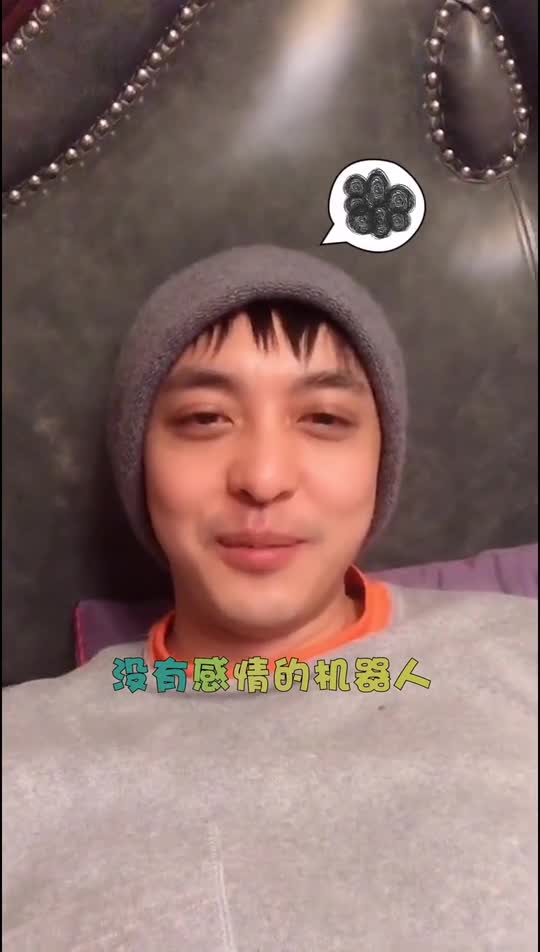 李佳航录微信提示音:姐姐微信来了,眼神飘忽不定是李晟在旁边吗