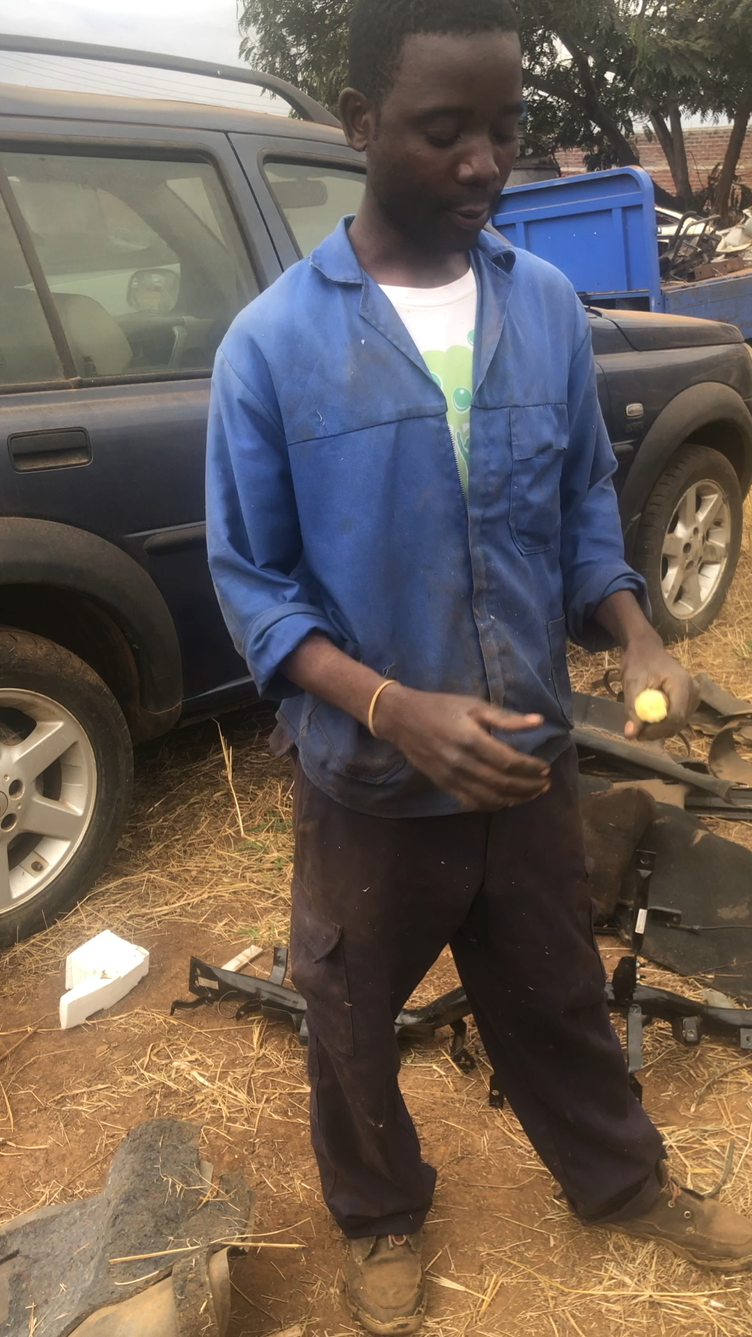 修车小工干活卖力,不怕苦不怕累,给他们能买的甘蔗高兴极了