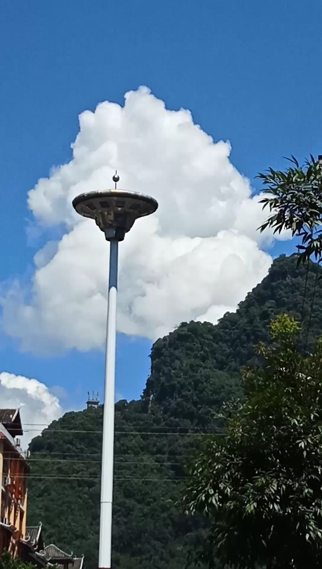 柳州市融城大旗山项上的蓝天白云,多蓝多白多么美丽送吉祥来啰