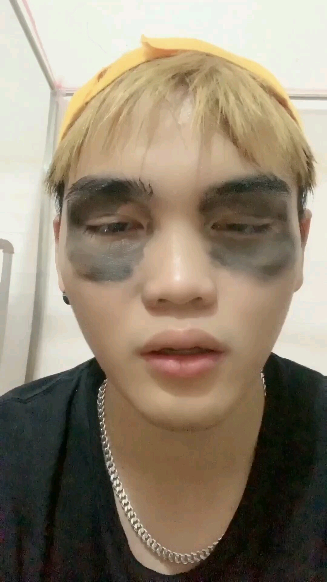 声明;我的黑眼圈完全是熬夜熬出来的跟那个多人运动一点关系都没有请