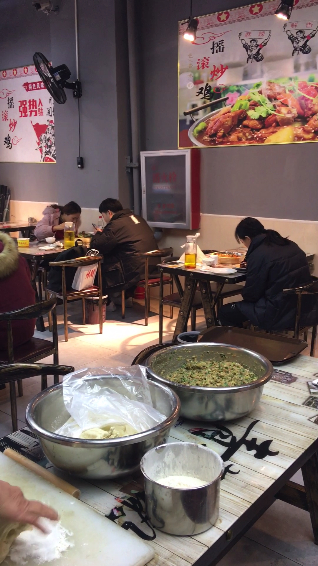 冬至正常营业,店里大姐师傅们背井离乡在外打工,今天得让他们吃上,祝