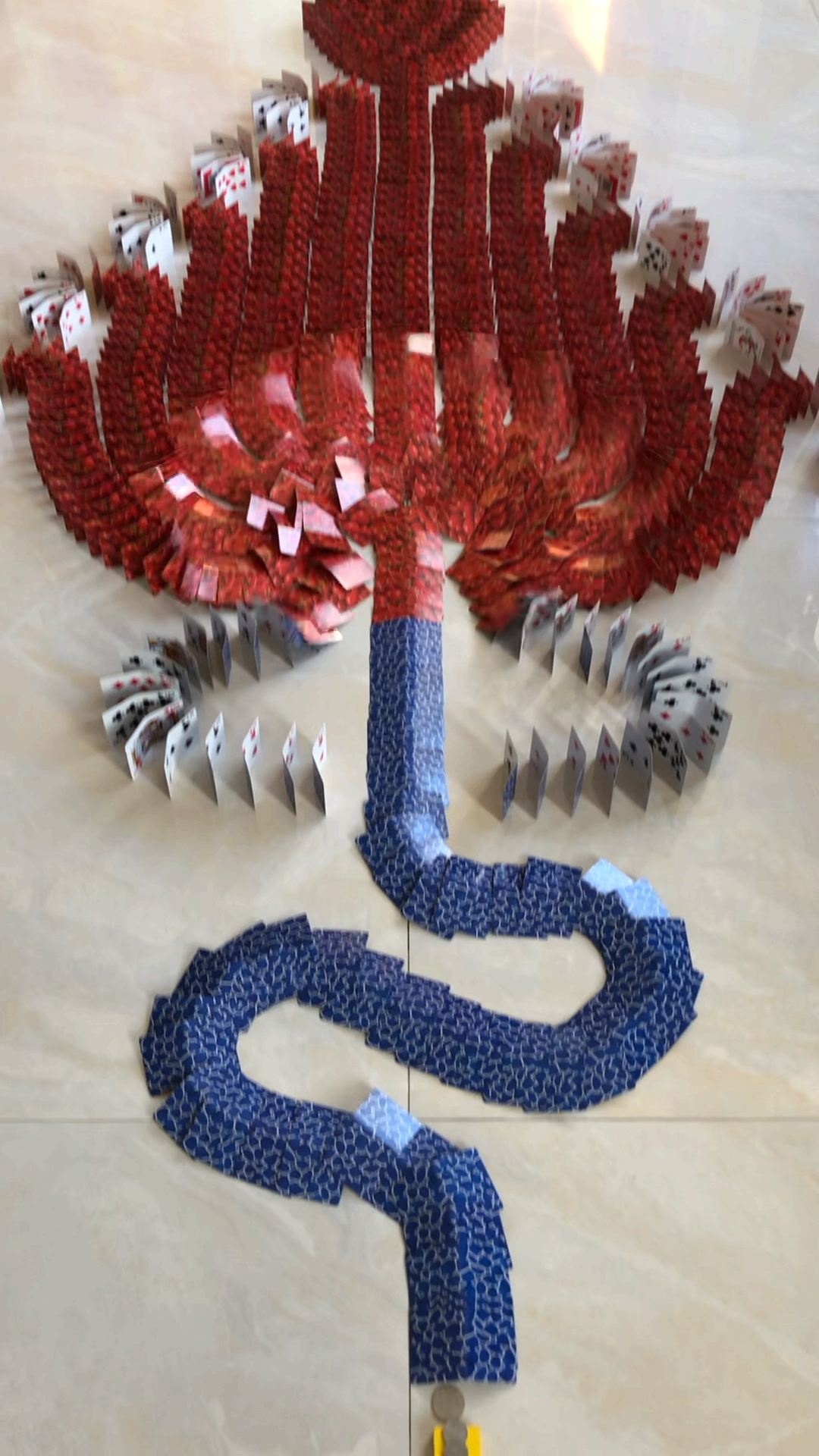 新作品来了,16666张多米诺纸牌搭建而成.-度小视