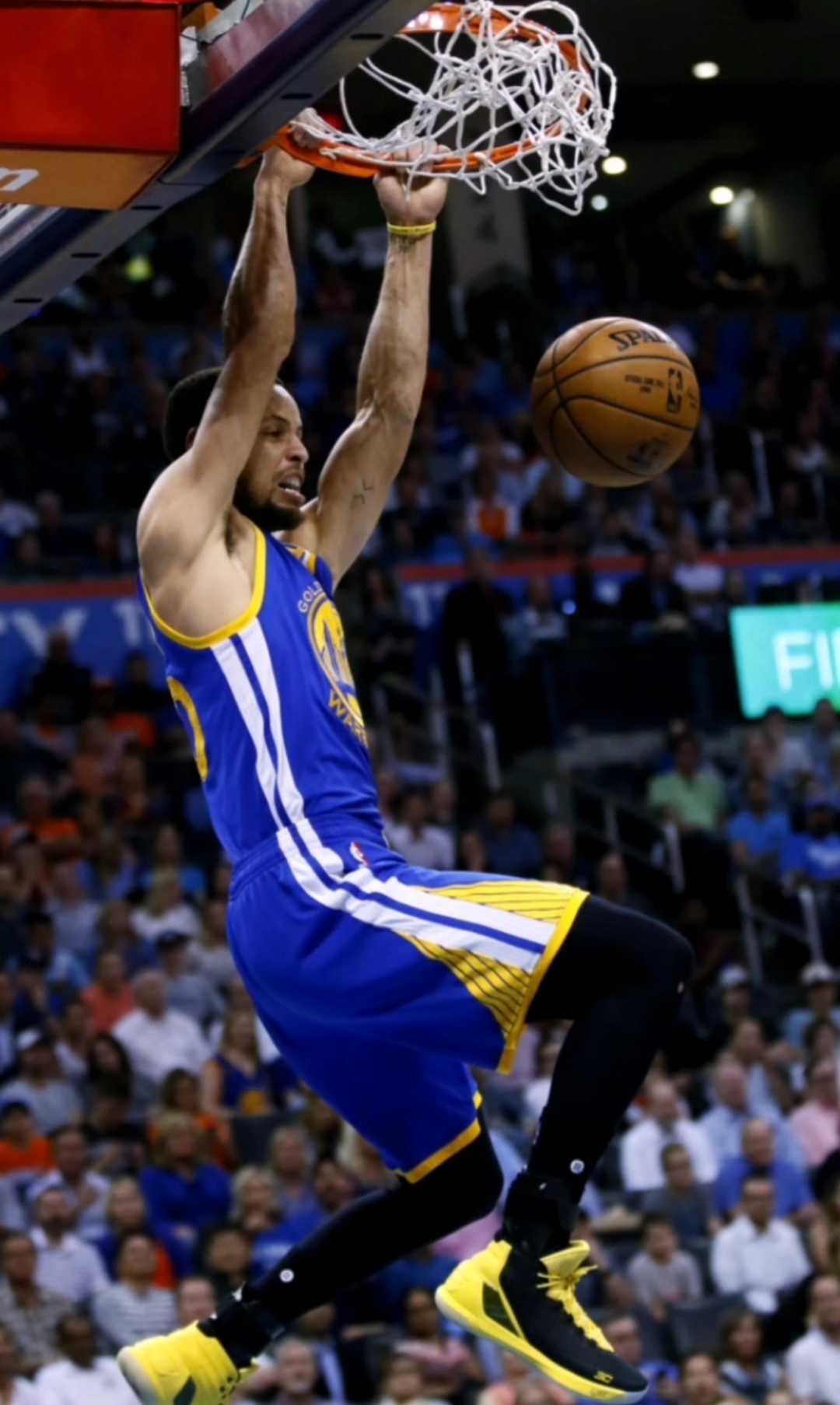 篮球#库里霸气扣篮的精彩瞬间,帅气