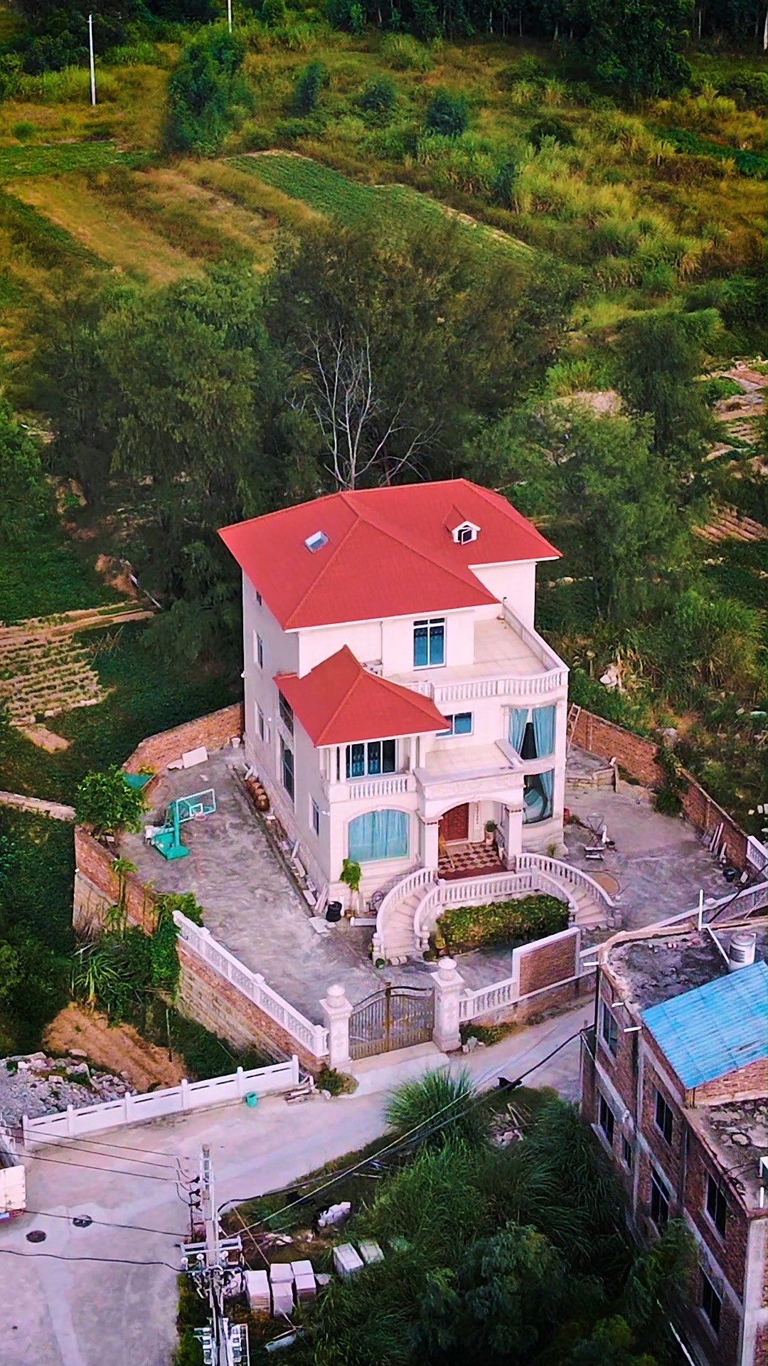 农村自建房#等我退休了也回老家盖座小洋楼,后有靠山,前有良田.