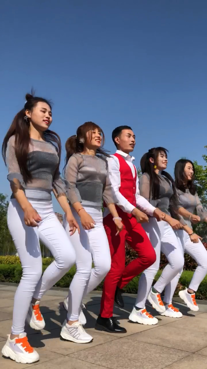 新郎教伴娘团跳舞