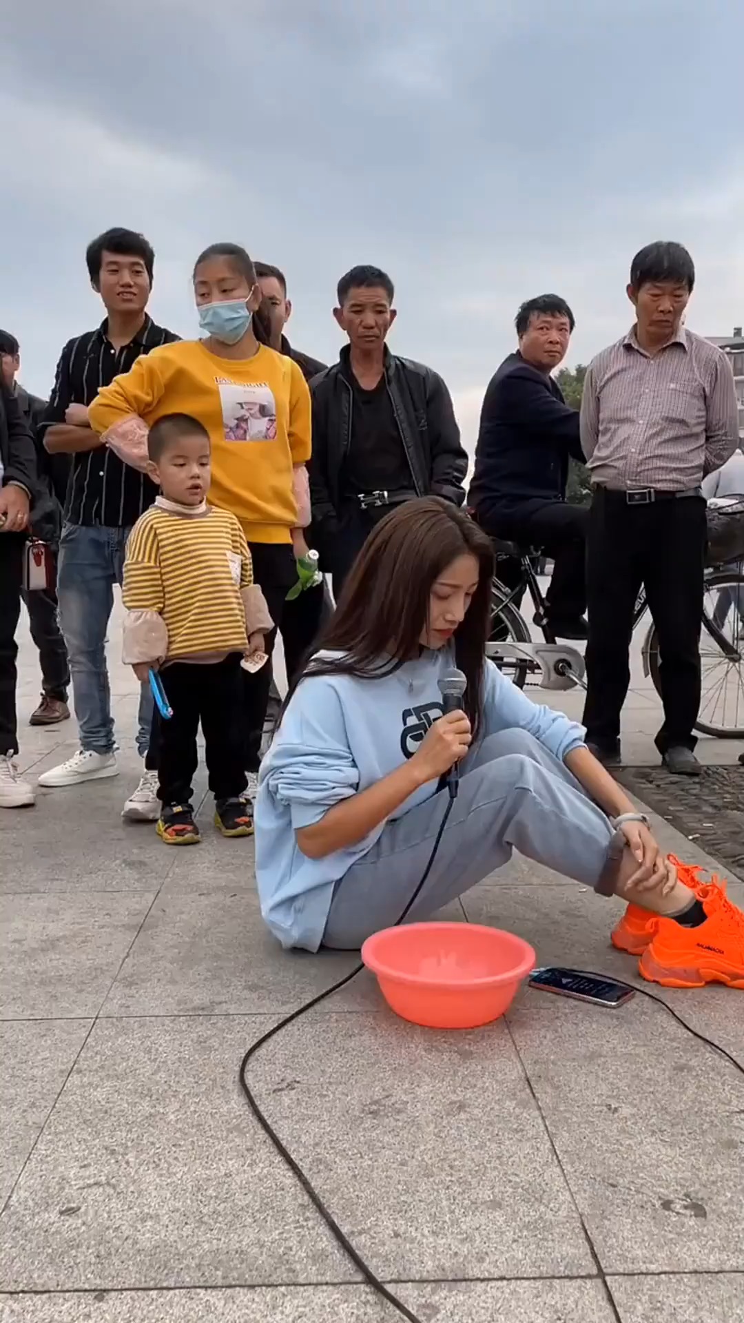 民间美女流浪歌手演唱图片