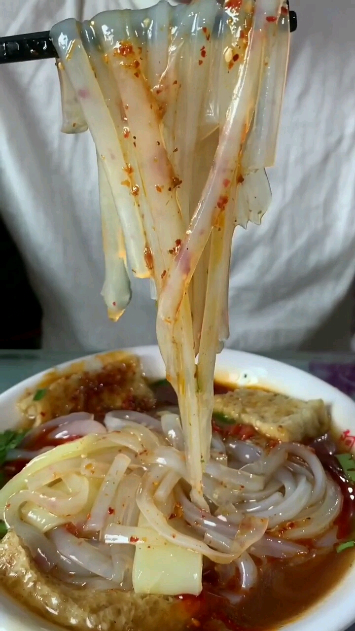 带你看新疆的特色美食凉粉实惠又好吃太喜欢了!