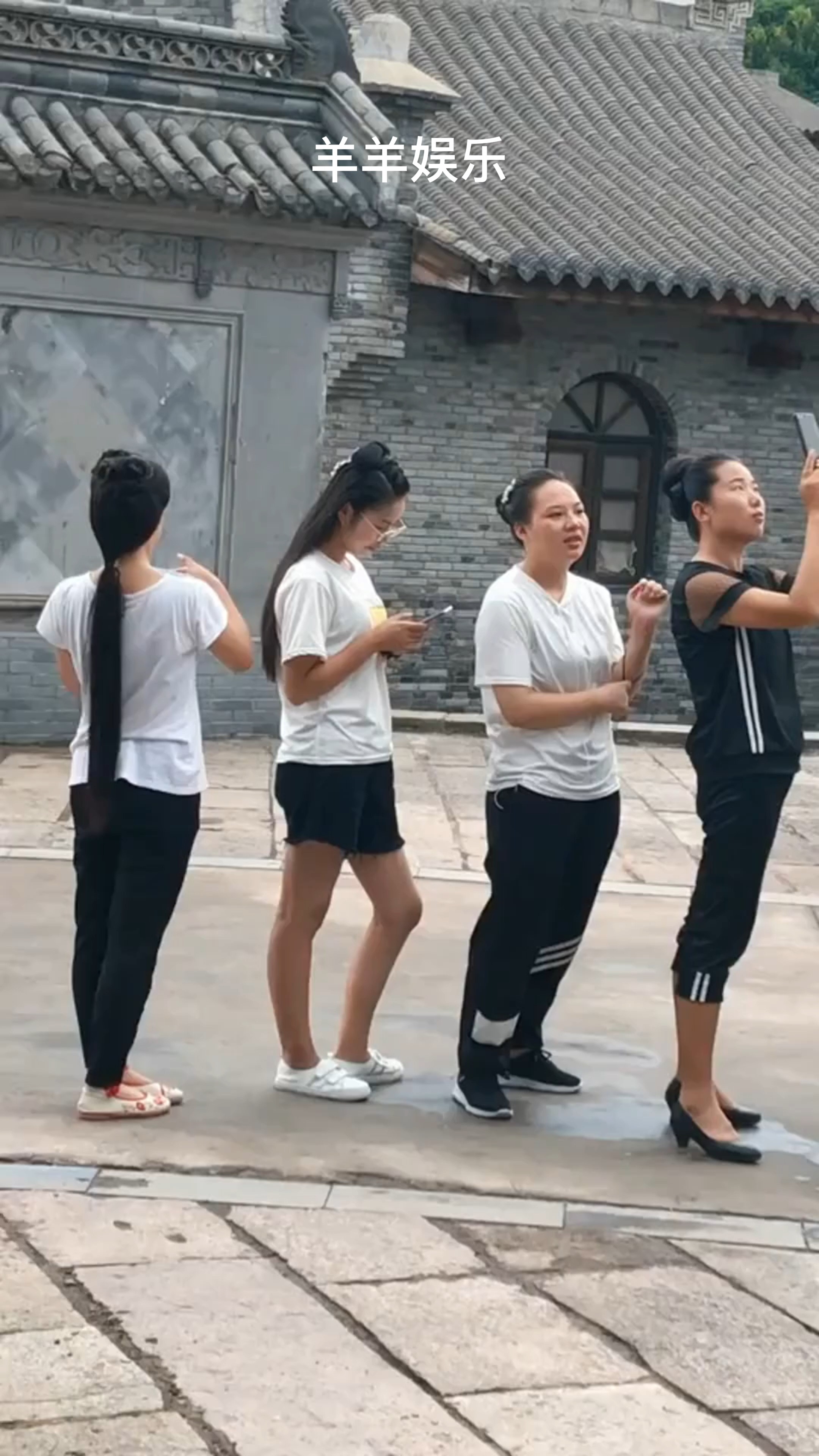 女群众演员正在排队领戏服,准备拍戏了