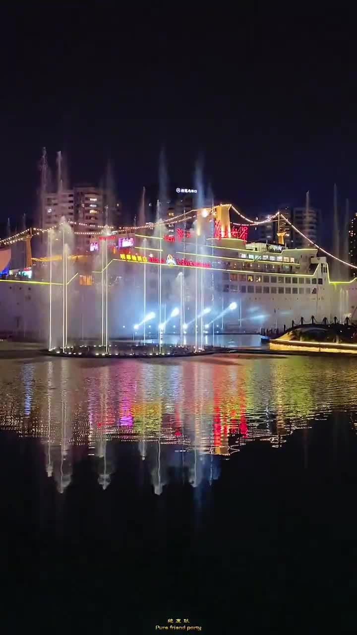 如果你在深圳,一定要来一次蛇口海上世界,音乐喷泉伴随灯光秀美极了