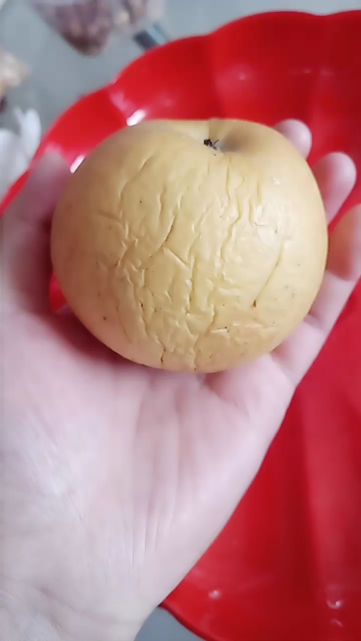 好干巴的苹果 一会儿给它祛祛皱