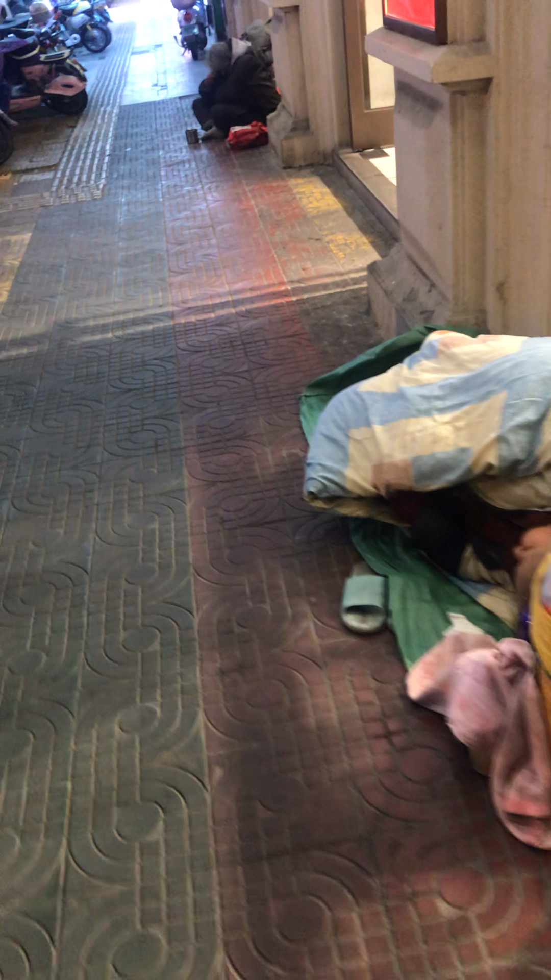 这么冷的天. 老乞丐婆就睡街头