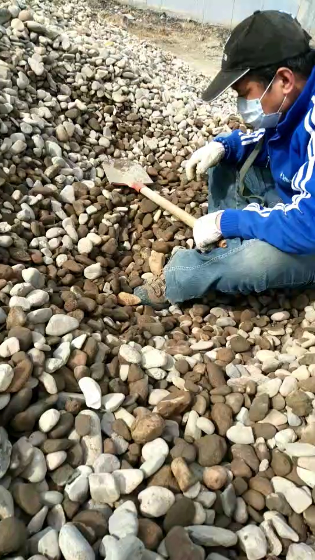 户外挖石头