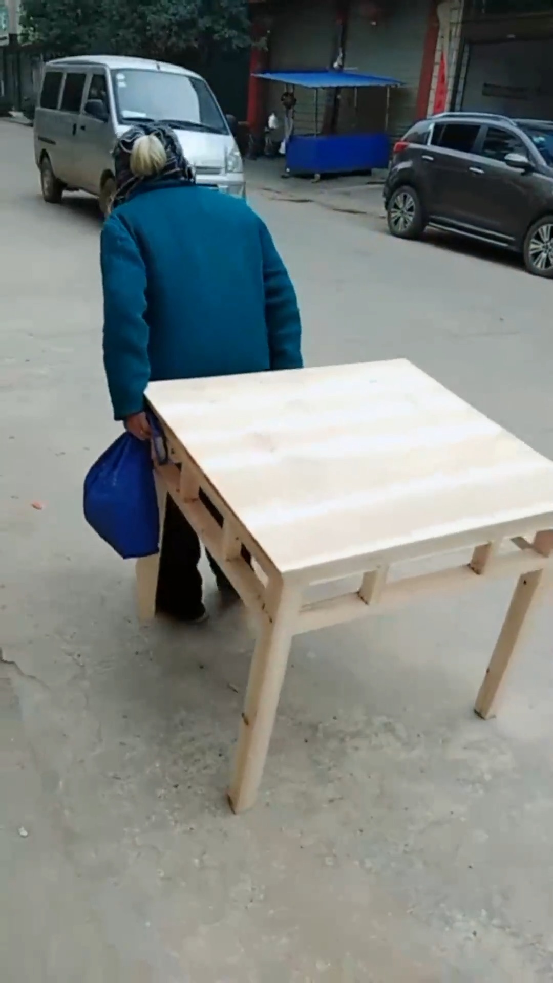 儿女不在家,老奶奶过年买个桌子拖回家,心酸