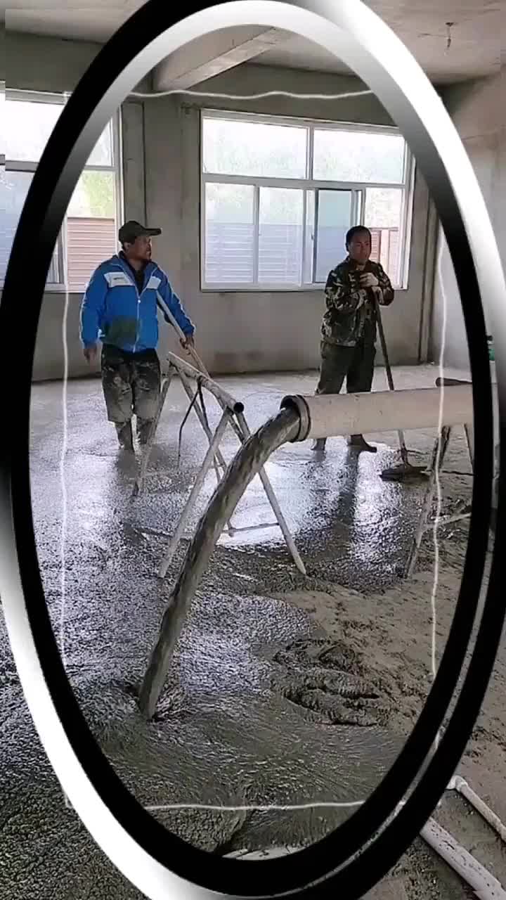 在还没装修的屋子里倒水泥,眼前这一幕,我怎么感觉请错人了