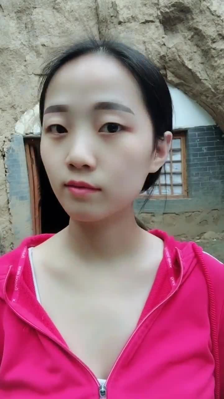 农村土窑的女人第一次化妆,原来这么好看