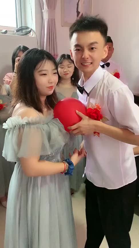 伴郎也有福利,和伴娘互动挤气球,伴郎表情是太搞笑了