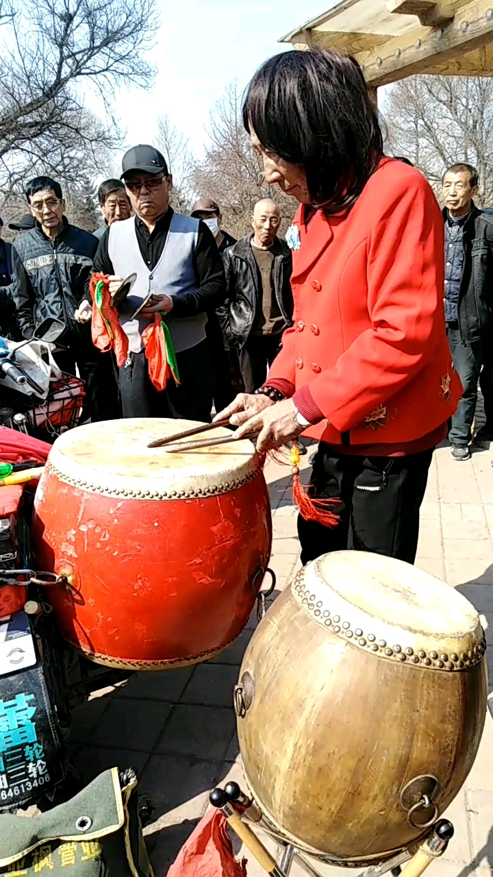 72岁的鼓王.猪八戒式打鼓法.一生难得一见.手机视频,珍贵.