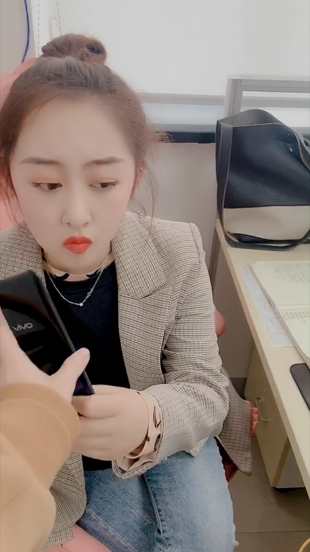 谁家的姑娘这么漂亮#有人竟然敢骚扰我们公司女同事