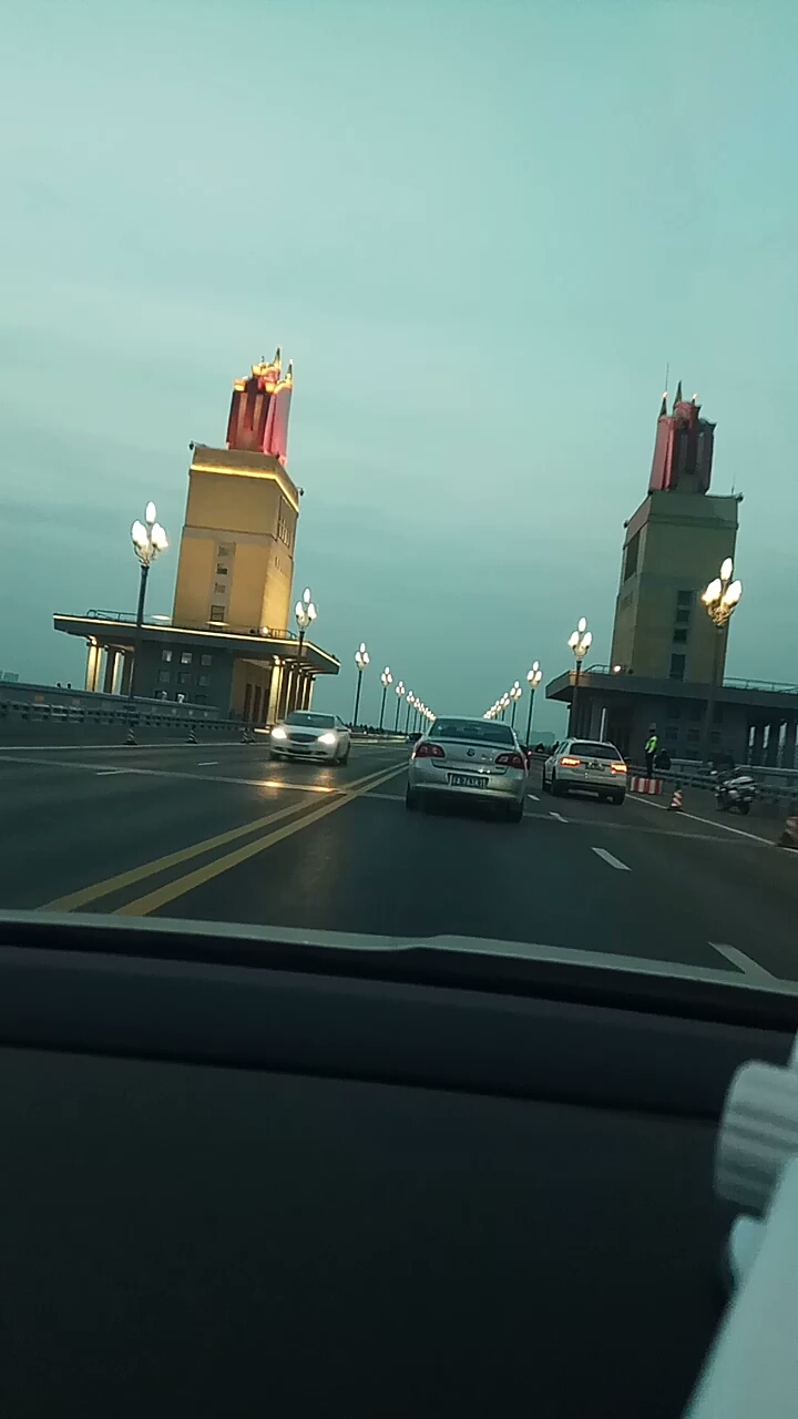 今天路过南京长江大桥,果然焕然一新!漂亮!