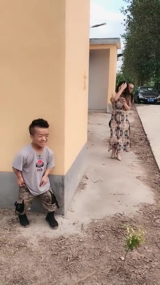 袖珍小伙套路美女本以为是机会来了没想到误会却大了好尴尬