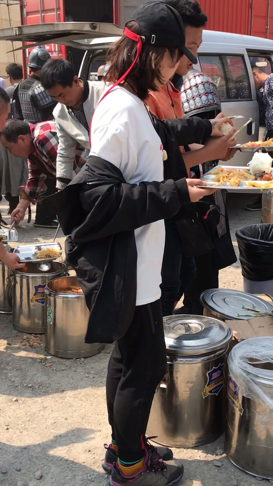 群众演员领盒饭伙食四菜一汤