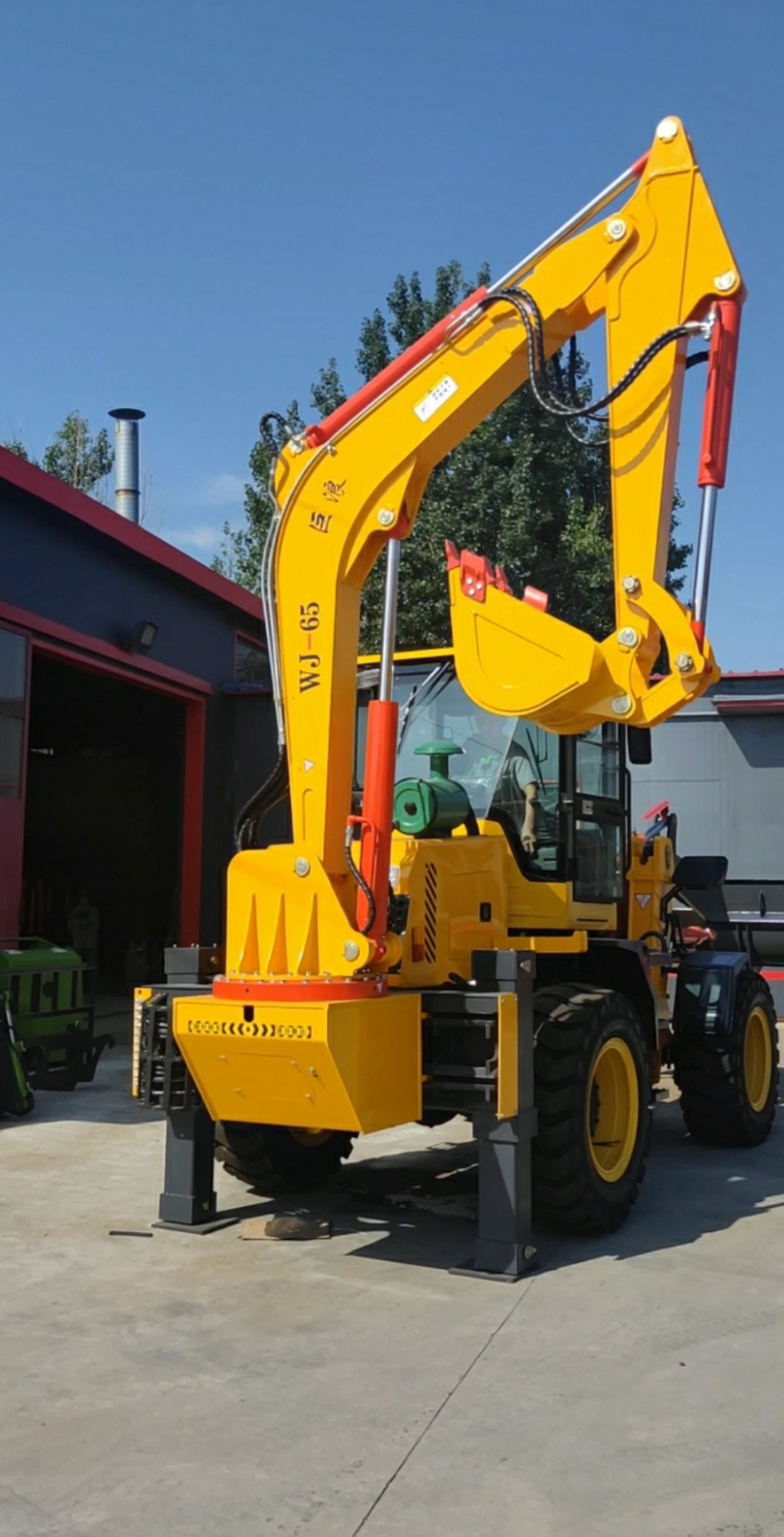 巨浪两头忙 挖掘装载机