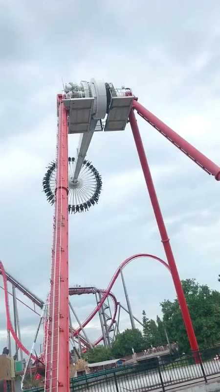 玩360度旋转大摆锤!落下来那一刻女友看吐了!真怕甩下来啊