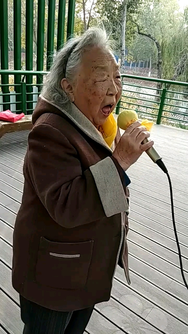 百岁老奶奶唱歌实在太好听了!怎么听都听不够!