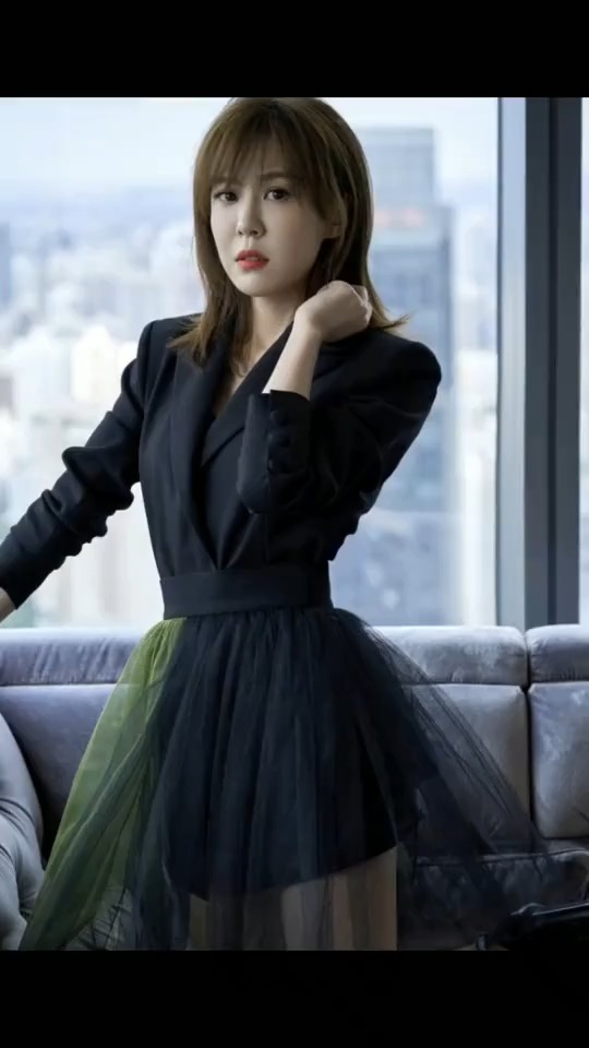 《爱情公寓》陈美嘉开挂了,拿西装当裙穿,搭"防蚊纱"仙到飞起