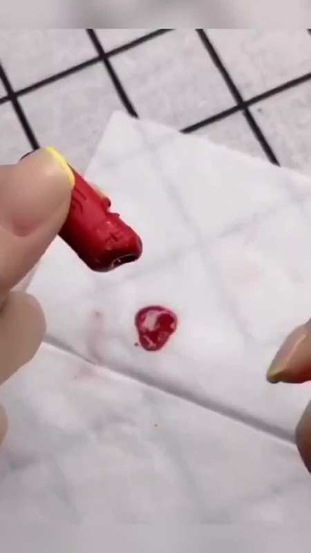 口红不小心断了一招教你轻松修复