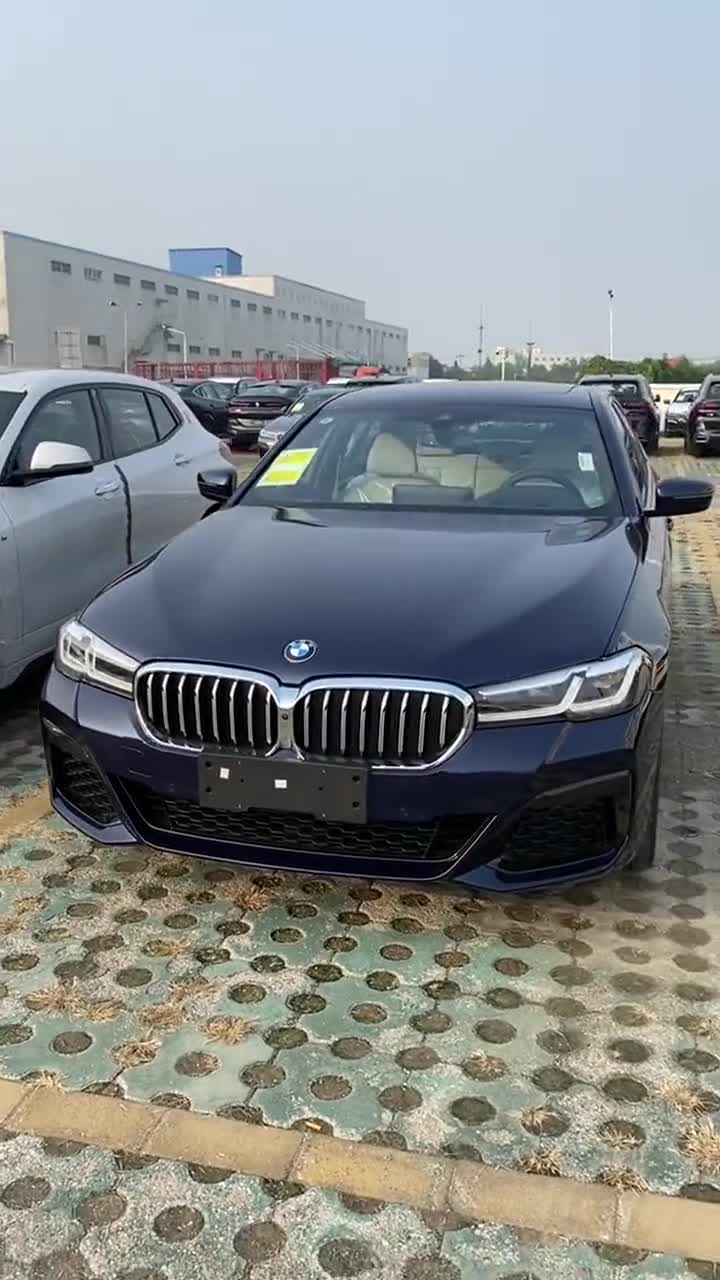 宝马全新540i标轴版,看到它的尾灯,奔驰奥迪都羡慕了!