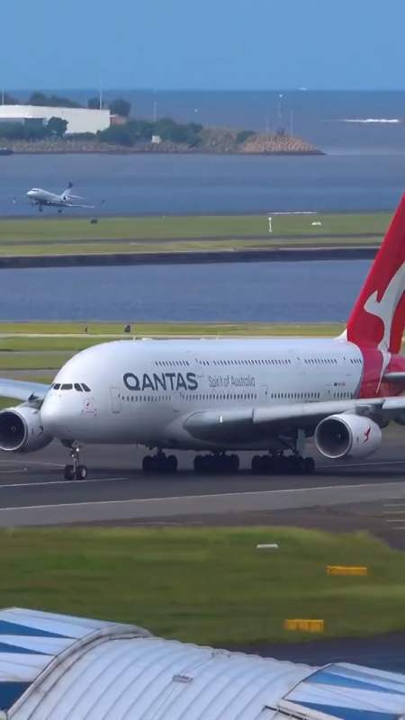 满推滑行,抬轮起飞,收起落架爬升,澳航a380震撼起飞瞬间,太震撼了-度