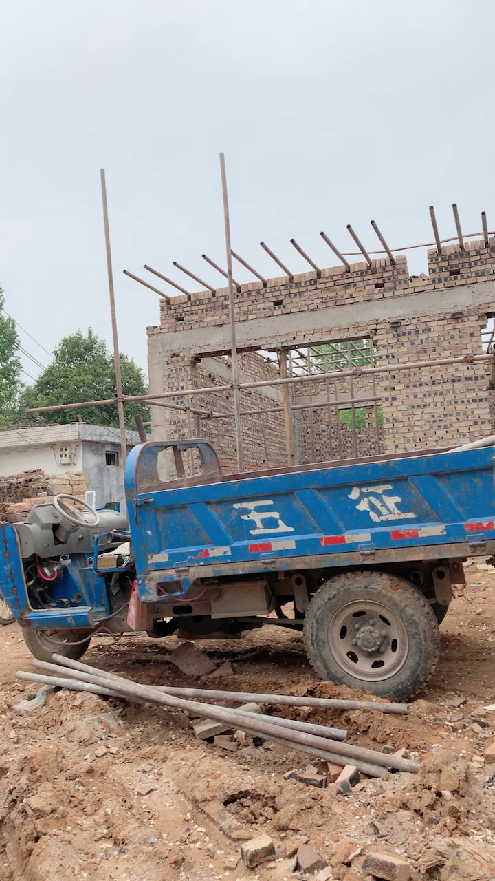 今天工人来前院支壳子了,二天后就可以绕顶了-度小视