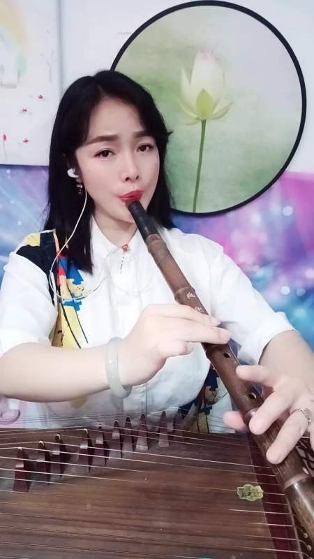 迷惑行为大赏才艺美女洞箫吹奏铁血丹心曲调醉人回味悠长弘扬民乐文化