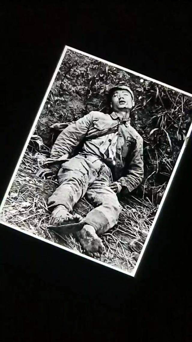 受伤躺在地上的战士,看到他的双脚让人心酸,向英雄致敬!