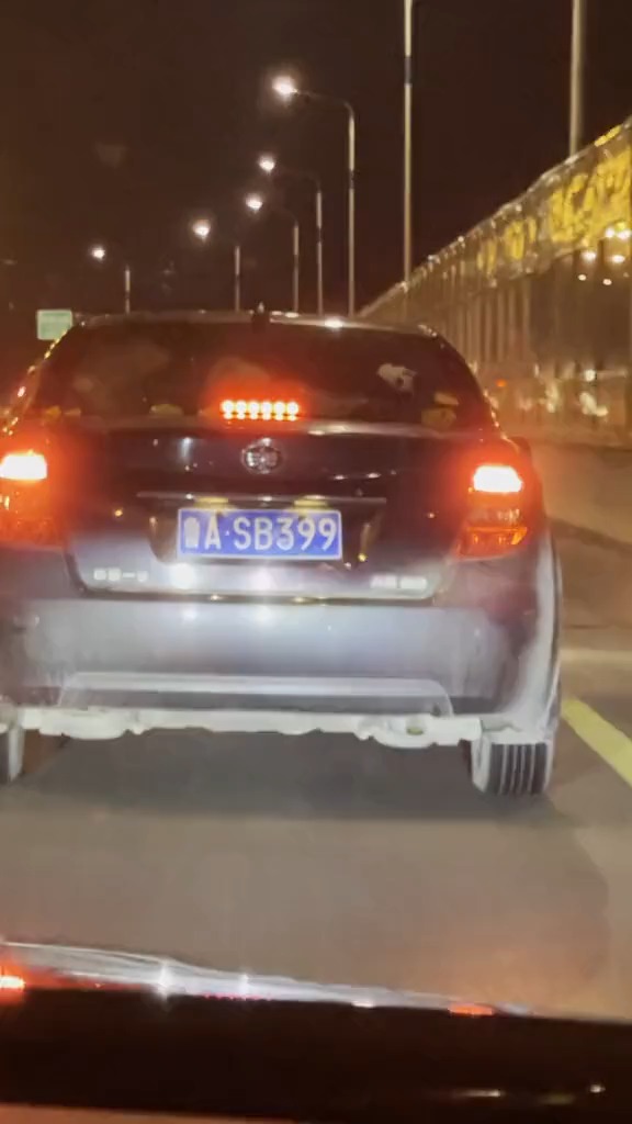 大哥,你这车牌后边的数字如果换成250的话就完美了,你品,你细品